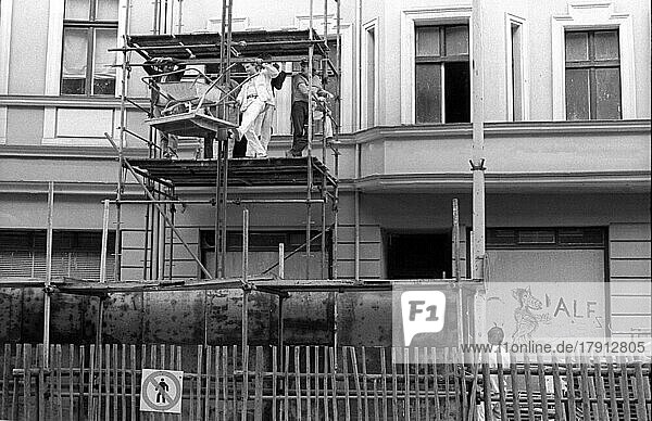 DDR  Berlin  09. 10. 1989  eingerüstetes Haus in FriedrichshainLeute  Bürger  Personen