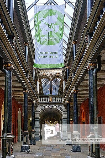 Innenhof des Rathauses mit hölzerner Galerie auf 14 Säulen aus der Barockzeit  4. März 2022  Hansestadt Stralsund  Mecklenburg  Vorpommern