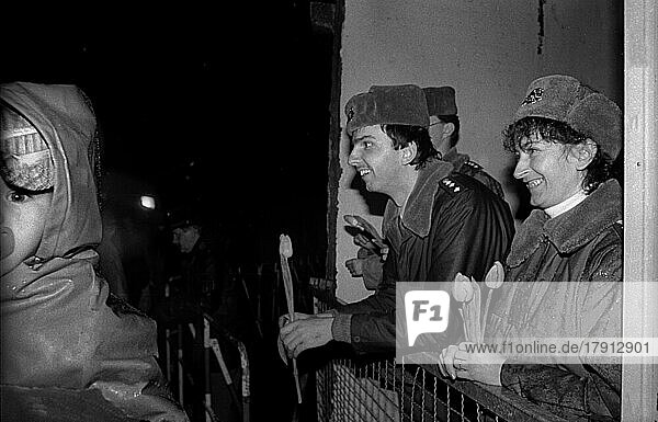 DDR  Berlin  22. 12. 1989  Öffnung des Brandenburger Tor (am Brandenburger Tor wird die Mauer geöffnet)  Grenzsoldaten mit Blumen