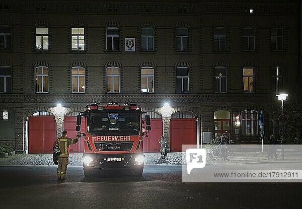 Germany  Berlin  18. 10. 2020  Oderberger Straße fire station  fire brigade  coming from deployment  briefing  Europe