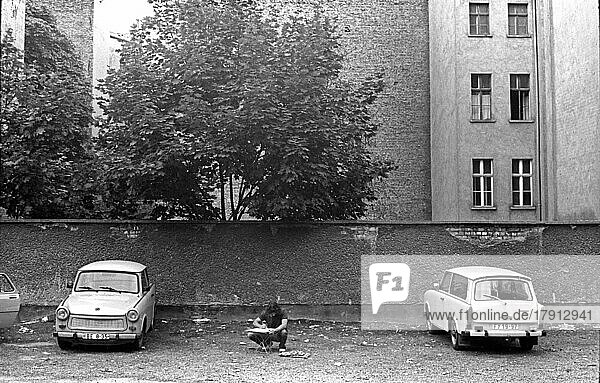 DDR  Berlin  07. 07. 1986  der Parkplatz zwischen Schönhauser Allee und Kastanienallee . . (Sommerkurs des KKH (Kreiskulturhaus) Prater im Prenzlauer Berg  Zeichenzirkel  vom Fotozirkel des KKH fotografiert)  Künstler und Trabis (Trabant)