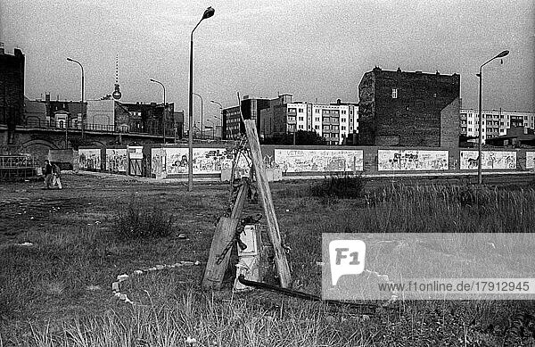 DDR  Berlin  01. 08. 1990  Spreebogen  Mauerstreifen am Spreeufer gegenüber dem