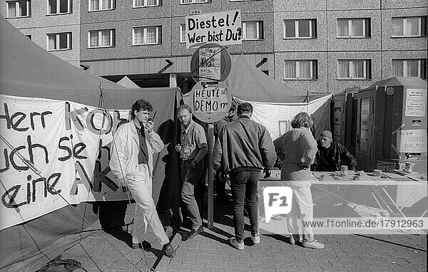 Deutschland  Berlin  16. 09. 1990  Besetzung der Stasi  Zentrale in der Normannenstraße  Besetzung durch Bürgerrechtler  die eine Vernichtung der Akten verhindern wollen  Mahnwache  Europa
