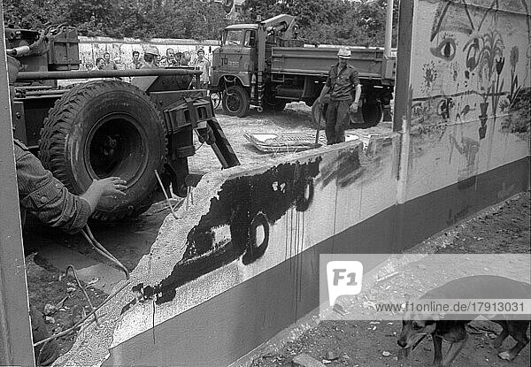 DDR  Berlin  13. 06. 1990  Abriß der Mauer an der geschichtsträchtigen Bernauer Straße  Abriß durch NVA Einheiten  © Rolf Zoellner