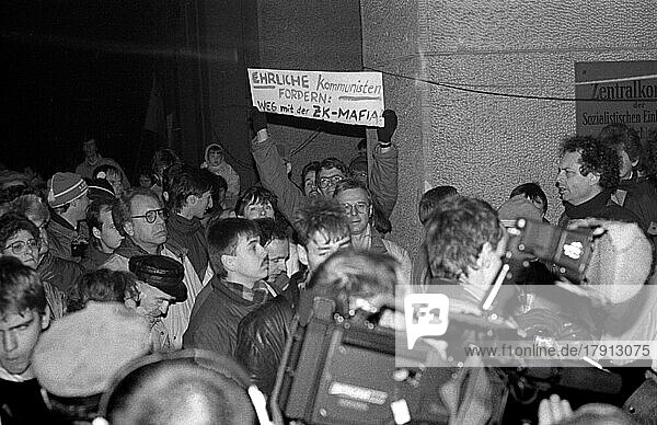 DDR  Berlin  03. 12. 1989  Protest gegen das SED Regime vor dem ZK der SED Gebäude  drinnen tagt das ZK der SED