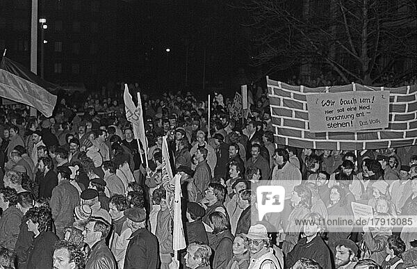 DDR  Berlin  15.01.1990  Besetzung der Stasi-Zentrale in der Normannenstraße  Bürger strömen durch den Eingang