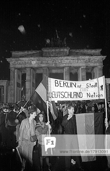 DDR  Berlin  22. 12. 1989  Öffnung des Brandenburger Tor (am Brandenburger Tor wird die Mauer geöffnet)  Berlin ist eine Stadt  Deutschland eine Nation