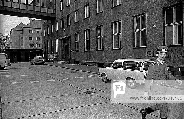 DDR  Berlin  19. 02. 1990  Zentrale der Staatssicherheit der DDR in der Normannenstraße