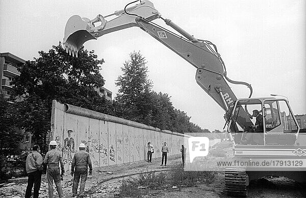 DDR  Berlin  13. 06. 1990  Abriß der Mauer an der geschichtsträchtigen Bernauer Straße  Abriß durch NVA Einheiten  Bagger  © Rolf Zoellner