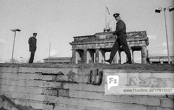 GDR  Berlin  03. 03. 1990  Wall Brandenburg Gate  border guards drive people off the Wall