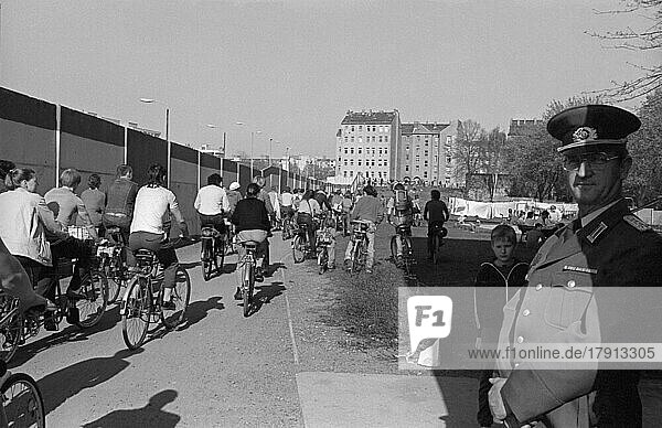 DDR  Berlin  01. 04. 1990  Fahrraddemo vom Roten Rathaus zum Falkplatz  Volkspolizist  Bernauer Straße  Ackerstraße