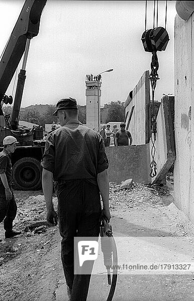 DDR  Berlin  13. 06. 1990  Abriß der Mauer an der geschichtsträchtigen Bernauer Straße  Pressluftbohrer  © Rolf Zoellner