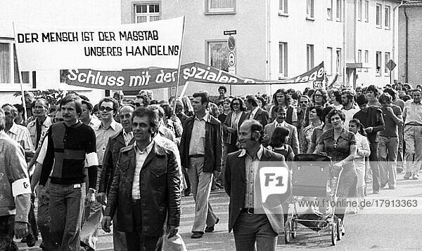 ca. 6000 Arbeiter und Angestellte und deren Familien von Siemens demonstrierten fuer die Erhaltung ihrer Arbeitsplaetze am 26. 09. 1976 in Bruchsal  Deutschland  Europa