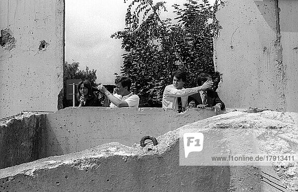 DDR  Berlin  13. 06. 1990  Abriß der Mauer an der geschichtsträchtigen Bernauer Straße  Bürger in einem Durchgang  © Rolf Zoellner