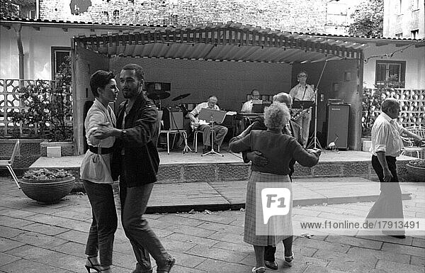DDR  Berlin  07. 07. 1986  Tanz im Prater (Biergarten)  Kleine Bühne (Sommerkurs des KKH (Kreiskulturhaus) Prater im Prenzlauer Berg  links: Künstlerin  Malerin Jeanett Kipka)