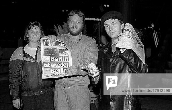 DDR  Berlin  09. 11. 1989  Öffnung der Berliner Mauer  Feier am KuDamm (Kurfürstendamm)  die Bildzeitung: Die Mauer ist weg!  Berlin ist wieder Berlin