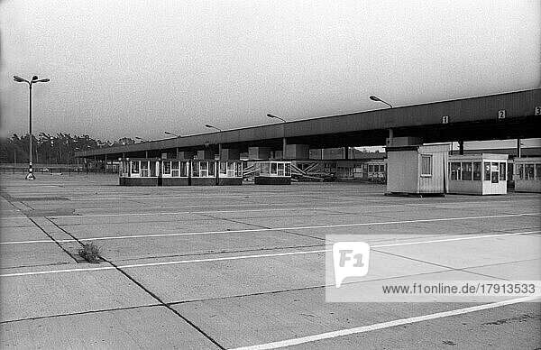DDR  Berlin  24. 08. 1990  Abfertigungsgebäude der ehem. Grenzübergangsstelle Dreilinden  © Rolf Zoellner