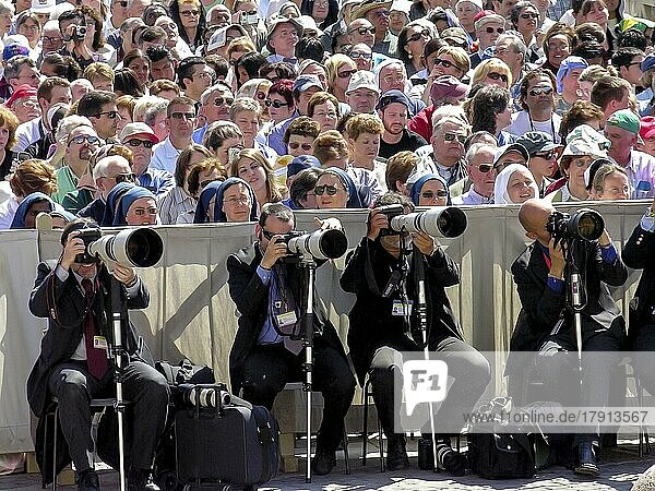 Pressefotografen  Profi Fotografen mit langen Teleobjektiven auf Petersplatz  päpstliche Audienz  Papst Benedikt XVI  Piazza San Pietro  Vatikan  Rom  Latium  Italien  Europa