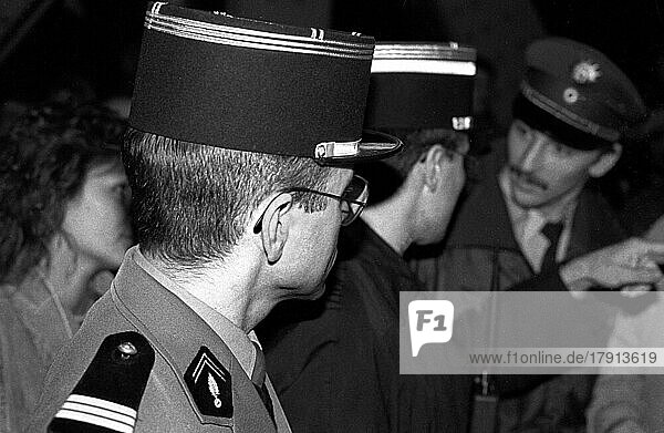 DDR  Berlin  09. 11. 1989  Öffnung der Berliner Mauer  Grenzübergang Bornholmer Straße  Bösebrücke  Alliierte Offiziere  Westberliner Polizist