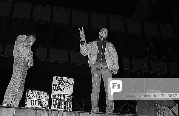 DDR  Berlin  15.01.1990  Besetzung der Stasi-Zentrale in der Normannenstraße  Bürger strömen durch den Eingang