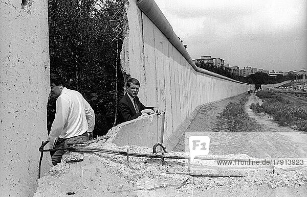 DDR  Berlin  13. 06. 1990  Abriß der Mauer an der geschichtsträchtigen Bernauer Straße  Bürger in einer Mauerlücke  © Rolf Zoellner