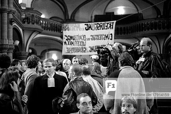 DDR  Berlin  08. 10. 1989  Versammlung von Bürgern in der Gethsemanekirche am Morgen nach den Ausschreitungen vom 7. Oktober 1989  links: Pfarrer Werner Widrat
