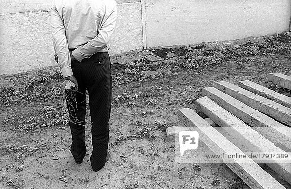 DDR  Berlin  13. 06. 1990  Abriß der Mauer an der geschichtsträchtigen Bernauer Straße  Mann mit Mauerstein  © Rolf Zoellner