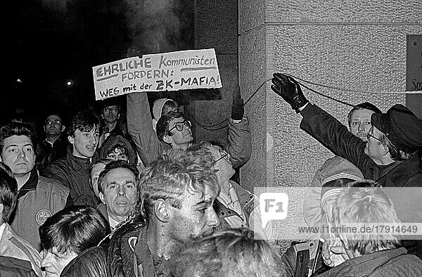 DDR  Berlin  03. 12. 1989  Protest gegen das SED Regime vor dem ZK der SED Gebäude  drinnen tagt das ZK der SED