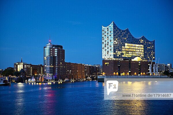 Elbphilharmonie und Columbus Haus am Abend  Hafencity  Hamburg  Deutschland  Europa