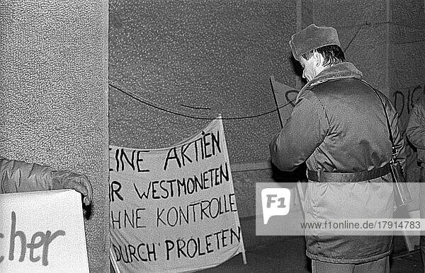 DDR  Berlin  03. 12. 1989  Protest gegen das SED Regime vor dem ZK der SED Gebäude  drinnen tagt das ZK der SED  Volkspolizist