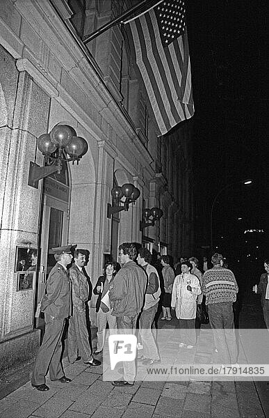 DDR  Berlin  02. 10. 1990  Feier zur Wiedervereinigung am Abend des 2. Oktober am Brandenburger Tor  Bürger vor der Amerikanischen Botschaft