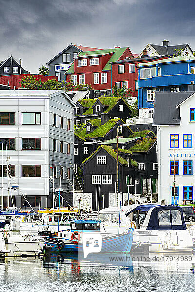 Alte Grasdachhäuser zwischen neuen Gebäuden und Booten im Hafen von Torshavn  Insel Streymoy  Färöer Inseln  Dänemark  Europa