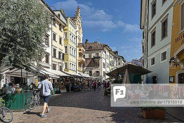 Markt- und Handelsaktivitäten im historischen Zentrum von Bozen  Bozen  Südtirol  Südtirol  Italien  Europa