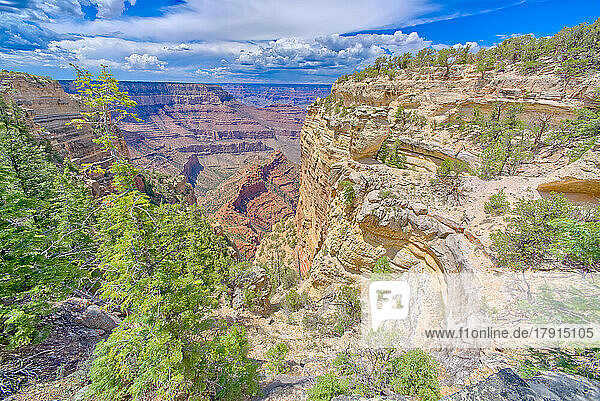 Ein tiefer Abgrund im Grand Canyon  genannt Loki's Abyss  östlich des Thor's Hammer Overlook  mit Loki's Rock genau rechts von der Mitte  Grand Canyon National Park  UNESCO Weltkulturerbe  Arizona  Vereinigte Staaten von Amerika  Nordamerika