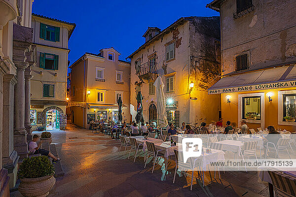 Blick auf Restaurants in der Abenddämmerung  Lovran  Kvarner-Bucht  Ost-Istrien  Kroatien  Europa