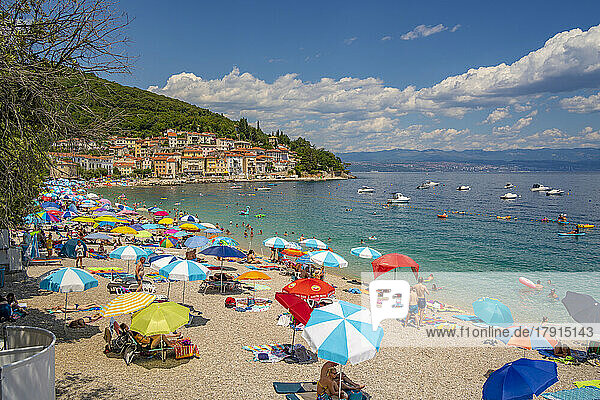 Blick auf den Strand und die Stadt im Hintergrund in Moscenicka Draga  Kvarner Bucht  Ost-Istrien  Kroatien  Europa