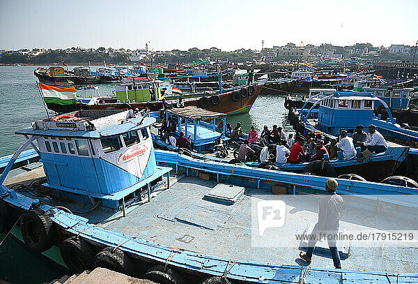 Harbour crowded with working boats and fishing boats  Dwarka  Gujarat  India  Asia