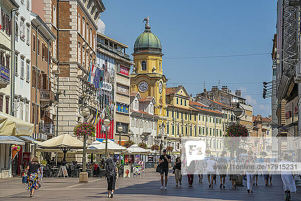 Blick auf den barocken Uhrenturm der Stadt und die Geschäfte am Korzo  Rijeka  Kvarner Bucht  Kroatien  Europa