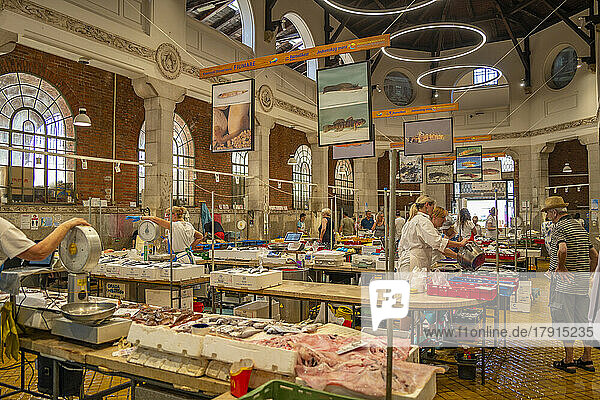 Blick auf das Innere des Fischmarktes auf dem Zentralmarkt  Rijeka  Kroatien  Europa