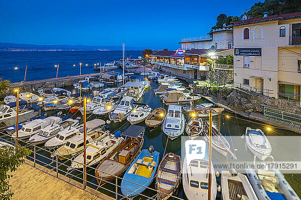Blick auf Café und Restaurant mit Blick auf den Hafen in der Abenddämmerung  Dorf Lovran  Lovran  Kvarner-Bucht  Ost-Istrien  Kroatien  Europa