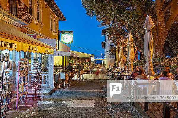 Blick auf Café und Restaurant in der Nähe des Hafens in der Abenddämmerung  Dorf Lovran  Lovran  Kvarner-Bucht  Ost-Istrien  Kroatien  Europa
