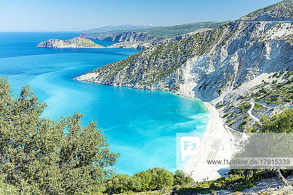 Blick von oben auf den Strand von Myrtos und das kristallklare Meer im Sommer  Kefalonia  Ionische Inseln  Griechische Inseln  Griechenland  Europa
