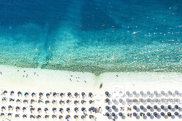 Luftaufnahme von Sonnenschirmen am idyllischen  von Wellen umspülten Strand  Kefalonia  Ionische Inseln  Griechische Inseln  Griechenland  Europa