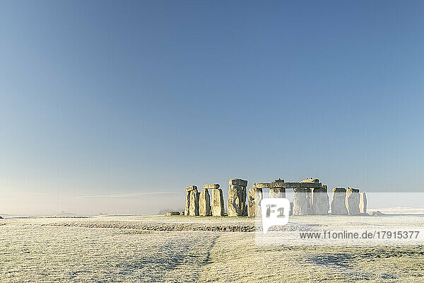 Stonehenge  UNESCO-Weltkulturerbe  in der Morgendämmerung an einem kühlen  frostigen Wintermorgen  Wiltshire  England  Vereinigtes Königreich  Europa