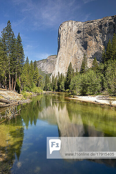 El Capitan spiegelt sich im Fluss Merced  Yosemite Natiional Park  UNESCO Weltkulturerbe  Kalifornien  Vereinigte Staaten von Amerika  Nord Amerika