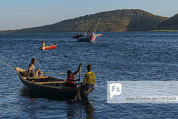 Fischer bringen ihren morgendlichen Fang zum Markt  Mpulungu  Tanganjikasee  Sambia  Afrika