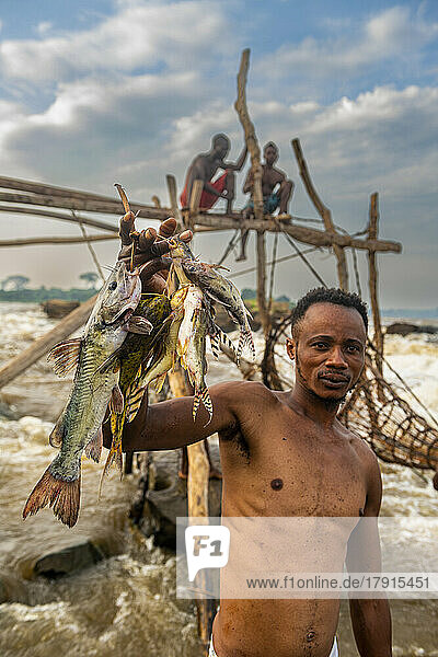 Mann zeigt seinen frischen Fang  Wagenya-Stamm  Kisangani  Kongo-Fluss  Demokratische Republik Kongo  Afrika