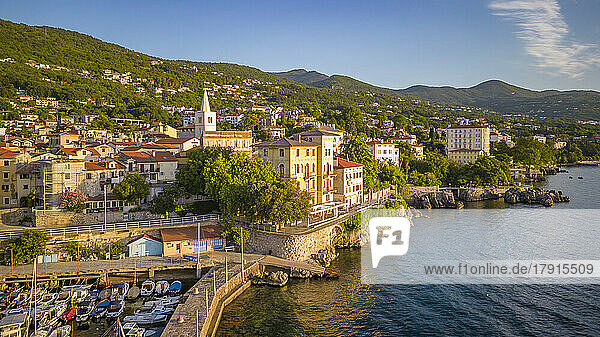 Luftaufnahme der St.-Georgs-Kirche und Lovran bei Tagesanbruch  Lovran  Kvarner-Bucht  Ost-Istrien  Kroatien  Europa