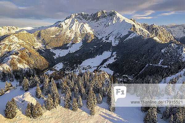 Winter in den Orobie-Alpen bei Sonnenaufgang  Presolana-Gipfel in der Provinz Bergamo  Region Lombardei  Italien  Europa