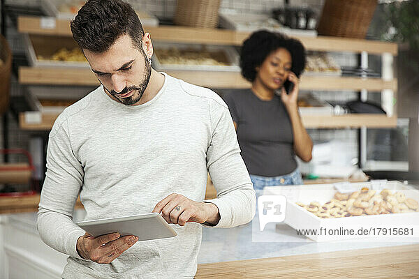 Bäckereibesitzer richtet Online-Geschäft auf digitalem Tablet ein